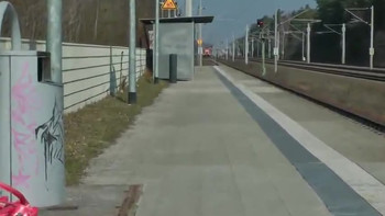 Красоточка трахается на улице